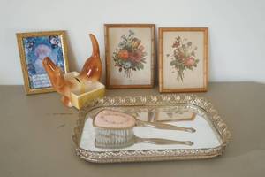 lot 581 image: Vintage Ceramic Plater & Decor