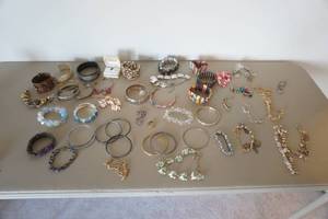 lot 587 image: Assorted Jewelry