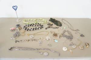 lot 588 image: Assorted Jewelry
