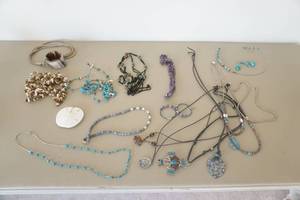 lot 589 image: Assorted Jewelry