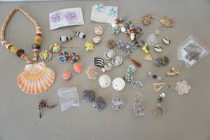 lot 595 image: Assorted Jewelry