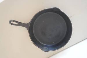 lot 596 image: Griswald 704 Cast Iron Pan