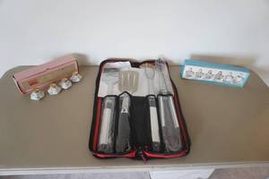 lot 603 image: Grill Tools and Picnic S&P shakers