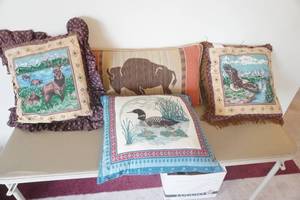 lot 604 image: Decorative throw Pillows