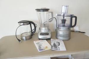 lot 608 image: Kitchen Appliances-Kettle-Blender-Food Processor