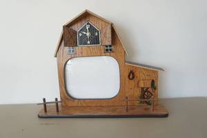 lot 630 image: Barn Picture Frame Clock