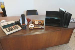 lot 651 image: Desk Accessories