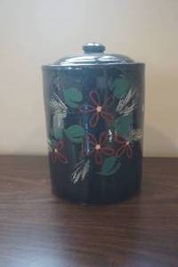 lot 662 image: Flower Black Cookie Jar