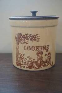lot 671 image: Cookie Jar Wood lid