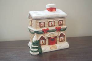 lot 673 image: Christmas Cookie Jar