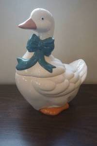 lot 679 image: Goose Cookie Jar