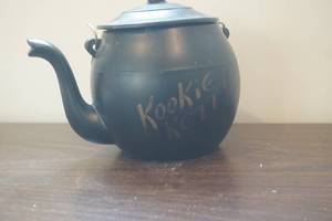 lot 680 image: Mccoy Black Pot Cookie Jar