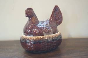 lot 688 image: Brown Chicken Jar