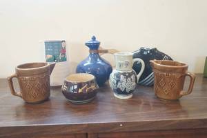 lot 689 image: Assorted Pottery Dishes