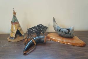 lot 701 image: Bison Decor
