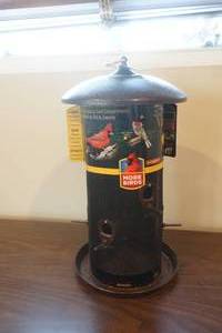 lot 711 image: Bird Feeder