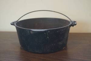 lot 712 image: Cast iron Kettle