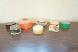 lot 725 image: Ring BoxesVintage Powder Boxes