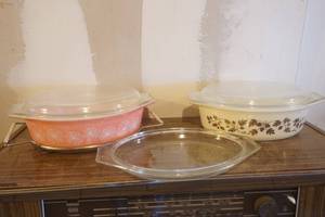 lot 750 image: Pyrex Bakeware