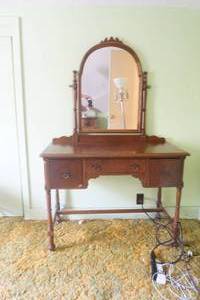 lot 762 image: Vintage dressing table
