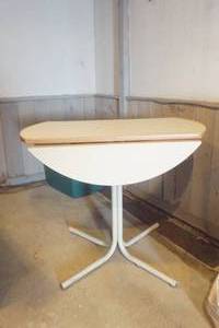 lot 811 image: Small Drop Leaf Table