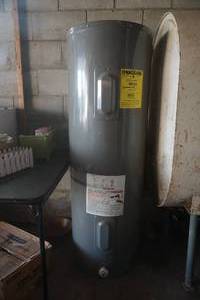 lot 812 image: Water heater