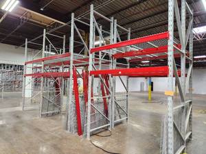 Pallet Racking - Uprights (5), Cross Beams (16), Grates (16)