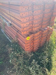 lot 38 image: 49pcs 4.5 Horizontal Beams 108 Long