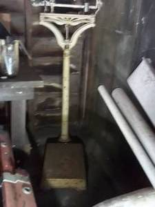 lot 20 image: Antique Cast Iron doctors scale. No...