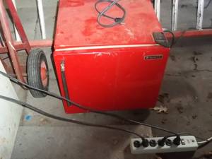 lot 25 image: Red Sanyo Mini-Fridge with very min...
