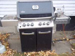 lot 99 image: Nice Napoleon gas grill on caster w...
