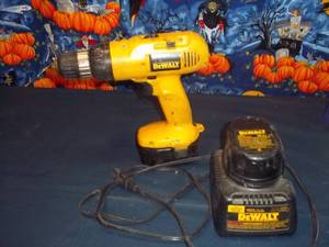 lot 180 image: DeWalt 14.4v 38 VSR cordless dril...