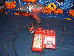 lot 181 image: 18v Milwaukee 12 DrillDriver wit...