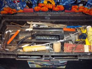lot 187 image: Rubbermaid 20 plastic toolbox with...