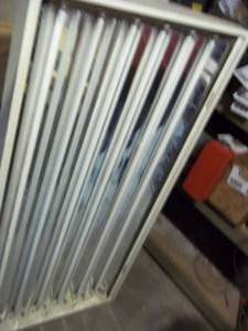 lot 209 image: Large 2x4 mountable shop light, s...