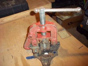 lot 212 image: Vintage Ridgid bench mountable pipe...
