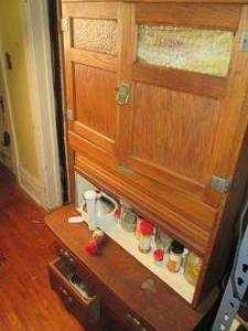 lot 122 image: Beautiful hutch with glass in the d...