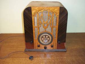 lot 361 image: Antique tube radio...