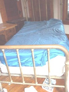 lot 375 image: Twin size antique metal bed frame...