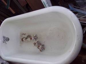 lot 389 image: Heavy metal claw foot tub with all ...