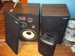 lot 395 image: 2 Pioneer speakers and Onn speaker...
