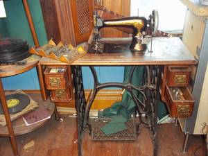 lot 397 image: Singer sewing machine with accessor...