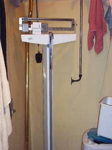 lot 502 image: Contents of bathroom closet includi...