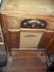 lot 414 image: Antique tube radio...