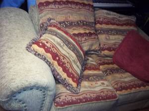 lot 513 image: Comfy upholstered couch...