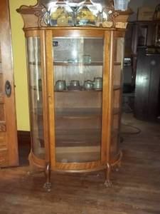 lot 38 image: Beautiful Curio Cabinet featuring a...