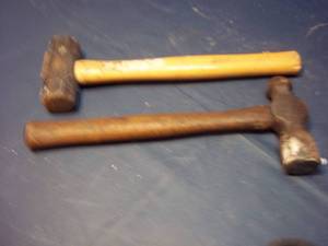 lot 237 image: Hickory handled 4lb sledgehammer an...