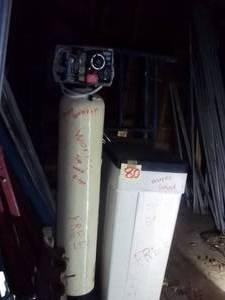 lot 80 image: Relatively newer looking water soft...