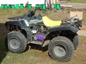 lot 102 image: 199-2000 Yamaha grizzly 600 4 x 4 for parts or repair. Has broken piston. Has plate but no registration. As shown.
