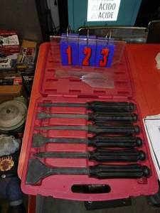 lot 123 image: T & E large scrapper set. As shown.